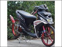 Mio keluaran 2015 ini memang cocok banget dimodif warna hitam dopp dan putih ditambah lagi lampu led projector yang bikin yamaha ini tampak istimewa. Info 45 Modifikasi Motor Mio M3 Balap