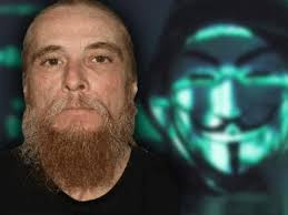 Ex líder de Anonymous manda mensaje a AMLO