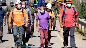 Tras los incidentes registrados al exterior del cuartel de lebu, donde se mantenía detenido el tío abuelo de tomás bravo, se concretó su traslado a otra unidad policial. Tio Abuelo De Tomas Bravo Participa En Busqueda Del Nino En El Lugar Donde Se Habria Perdido Meganoticias