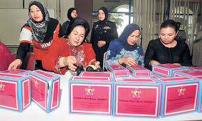 Mei fen lim and cheah jun hoong. Bakti Gembleng Tenaga Bungkus 57 000 Kotak Makanan Untuk Pasukan Keselamatan Utusan Borneo Online