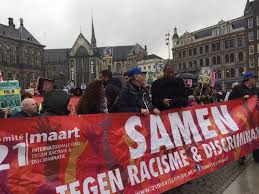 Een persoon op een step was op een zebrapad geschept door een personenauto. Honderden Actievoerders Demonstreren In Amsterdam Tegen Racisme Politiek Ad Nl