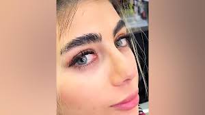 لنز رنگی گلوریا آبی روشن با مرکزیت عسلی دوردار هانی بلو