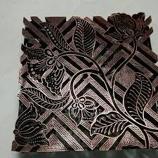 Dahulu canting cap terbuat dari balok kayu, namun dengan berjalannya waktu kini canting cap terbuat dari lempengan logam dan tembaga yang terbukti semakin sempurna dalam menghasilkan motif pada selembar kain (ismunandar, 1985:17). Canting Cap Shopee Indonesia