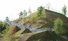 A temporary mini hill has been built by marble arch at a reported cost of 2 million quid. Kbbj2bt1fmcx3m
