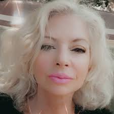 Victoria Ainsworth's Instagram, Twitter & Facebook