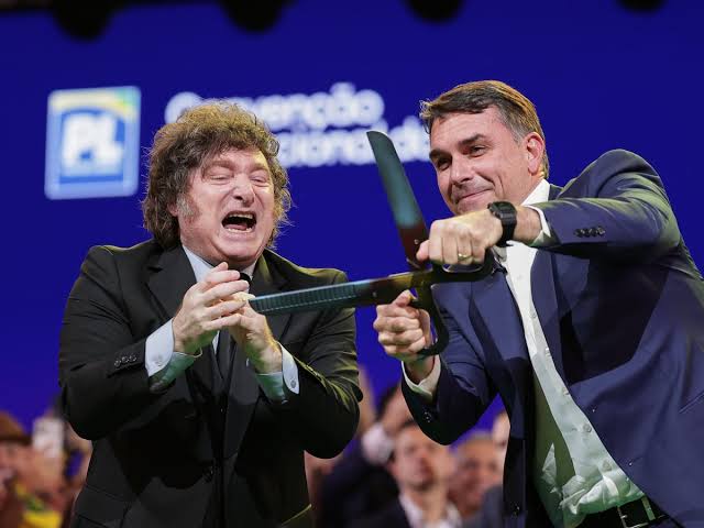 Milei y Flavio Bolsonaro, durante la convención del Partido Liberal