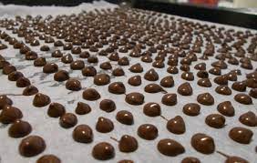 5 min mousse au chocolat au thermomix 11 bon il est temps de se faire plaisir avec une bonne mousse au chocolat. Pepites De Chocolat Fait Maison Avec Thermomix Recette Thermomix