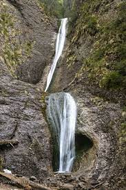 Situata in masivul ceahlau, in punctul numit duruitoarea aflat la o altitudine de 1.270 m, cascada duruitoarea este formata pe paraul rupturii care izvoraste din golul alpin si se varsa in valea. Cascada Duruitoarea Duruitoarea Waterfall Romania Beautiful Places To Visit Visit Romania Romania