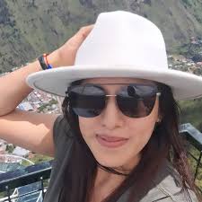 Feliz jueves criaturas de la creación, sé que parezco inalcanzable y les  puede dar vergüenza hablarme, pero soy como todos, sólo mándenme un mensaje  casual: "Hola su majestad, lamento interrumpir su existencia"