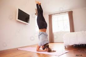Ideal für gymnastik, pilates, yoga und fitnessübungen. Frau Macht Yoga Fitnessubungen Auf Matte Im Schlafzimmer Foto Vorratig Crushpixel