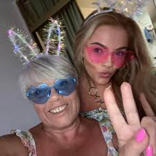 How to give away Halloween cakes