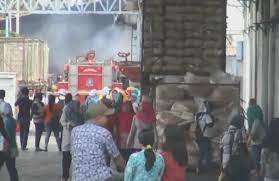 Dari gerbang utama, terlihat petugas masih terus. Diduga Korsleting Listrik Pabrik Pt Siantar Top Di Sidoarjo Terbakar Bagian 1