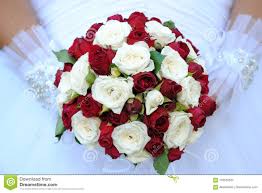 Check spelling or type a new query. Ein Hochzeitsblumenstrauss Von Rosen In Den Handen Einer Nahaufnahmebraut Stockbild Bild Von Blumenblatter Pflanzen 103532637