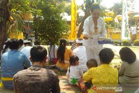 Apa bedanya antara keduanya, tidak ada bedannya. Libur Fakultatif Jadi Dasar Umat Hindu Untuk Absen Kerja Saat Galungan Antara News