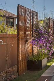 Ces deux structures se déclinent dans 2 c'est là que le mur ou le brise vue prend son essence. 7 Idees De Rehausser Mur De Jardin Mur De Jardin Cloture Jardin Amenagement Jardin