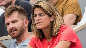 Dix fois victorieux sur la terre battue parisienne, l'espagnol rafael nadal tentera de briguer une onzième coupe des mousquetaires. Roland Garros 2019 Le Gros Coup De Gueule D Amelie Mauresmo Sur Les Demi Finales Dames Voici