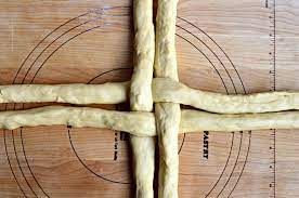 Learn how to make a 3 strand, 6 strand, knotted roll or braided round challah for holidays with our easy video tutorial. Round Challah For Rosh Hashanah West Of The Loop
