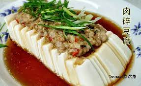 肉碎豆腐 steamed tofu with minced meat 材料 豆腐肉末80g 虾末80g 辣椒碎葱粒蒜蓉1汤匙调味料 盐1 2 茶匙花雕1茶匙麻油1茶匙酱油