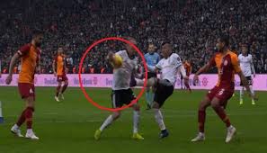 Yarısında tartışmalı bir penaltı pozisyonu yaşandı. Bein Fransa Dan Besiktas Galatasaray Macindaki Penalti Pozisyonu Hakkinda Yorum