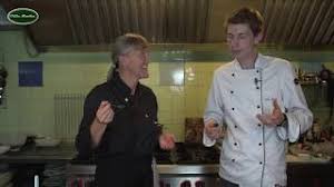 Die paste für diese schokoladespezialität aus dem piemont wird mit haselnusssplitter vermengt und für eine nacht ruhen. Weisse Schokoladencreme Tartufo Bianco Schokolade Kochvideos Rezepte Villa Martha Kochschule Youtube