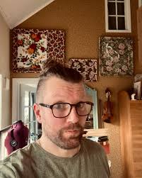 Har jag plötsligt blivit gammal? Eller kan det faktiskt vara så att det är  ett begynnande Wassbergskägg?! Jo, båda kan stämma. Men solen skiner och  jag ska få äran att inspirera ungdomar