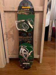 Snowboard från Burton 80 cm med bindningar Fint skick, finns några små  ytliga repor. Belag och stålmärken är i bra skick. 1000kr finns i Ås  utanför Östersund först till kvarn annonsen ligger
