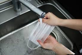 使い捨てマスク 正しく洗えば10回使えることも プロが教えるマスクの洗い方 1 2 介護ポストセブン 教える 健康 マスク