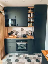 Travaux Et Renovation De La Cuisine Ouverte De Ce 33m2 En 2020 Cuisine Ikea Noire Cuisine De Petit Appartement Amenagement De La Cuisine