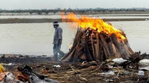 Crémation d' un corps dans un temple au bord du vishnumati au pied de swayambunath à kathmandou le 13/12/09. India Covid Dozens Of Bodies Wash Up On Banks Of Ganges River Bbc News