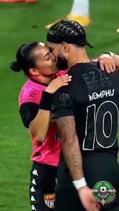 Ooh My God Memphis Depay Did This To The Referee 😲 #memphisdepay #ref  #FootballEdits #ai #toprecapfc