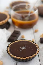 Tartelettes Snickers Caramel Au Beurre De Cacahuete Mini Tarte Beurre De Cacahuete Recette Biscuit Chocolat
