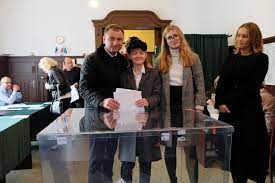 According to the prosecutor's office, sławomir nitras was to kick his thigh and insult pis mp iwona arendt the prosecutor's office also said that the po mp was to violate sebastian kaleta's physical integrity more such information can be found on the onet.pl home … Slawomir Nitras Glosowal