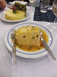 Mélangez dans un saladier la crème, les yaourts et le lait concentré sucré. Les Desserts Ananas Et Gateau Aux Fruits De La Passion Picture Of A Bica Madeira Tripadvisor