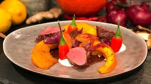 Wir In Bayern Rezept Rehrucken Mit Bayerischer Chilisosse Und Ofenkurbis Br De Chilisosse Rezepte Gemusegerichte