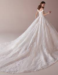 Preziosissimi abiti da sposa eleganti e scintillanti, realizzati a mano in italia. Nicole Milano Bridal Connection