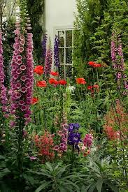 Quintessential English Cottage Garden Flowers How Beautiful In 2020 Cottage Garden Design Country Garden Decor Cottage Garden
