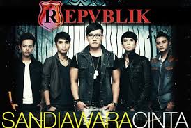 Mungkin ini jalan yang engkau mau mungkin ini jalan yang kau inginkan kau dengannya seakan ku tak tahu sandiwara apa, ceritanya apa, aku tahu. Republik Sandiwara Cinta Lirik Lagu Republik Sandiwara Cinta Aku Tahu Ini Semua Tak Adil Aku Tahu Ini Sudah Terjadi Mau Bilang Apa Aku Pun Tak Sanggup Air Mata Pun Tak