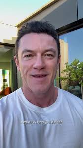 Happy Friday everyone!! new episode of #ECHO3 drops today #fitnessfriday  #shoulders #training @appletvplus