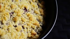 Verteilen sie danach die butter in flocken auf der mischung. Rhabarberkuchen Mit Streuseln Ein Einfaches Rezept Utopia De