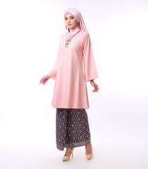 Baju kebaya tradisional kali ini disulam dengan corak bunga matahari. Kurung Pahang Kurung Riau Kurung Baju Kurung Tradisional Baju Raya Klasik Raya Tradisional Baj The Kebaya And Kurung Expert Stay Safe