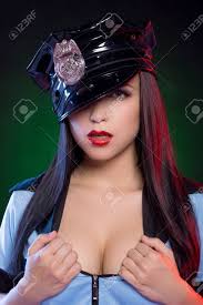 Seksi Kadın Polis. Ayakta Üniformalı Güzel Genç Polis Kameraya Bakıyor  Royalty Free Stok Fotoğraf, Resimler, Görseller ve Stok Fotoğrafçılık.  Image 22418003