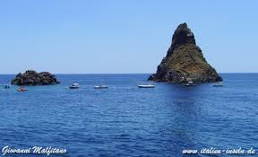 Aci trezza is a few towns north of catania. Aci Trezza Die Zyklopeninseln Sizilien Ostkuste