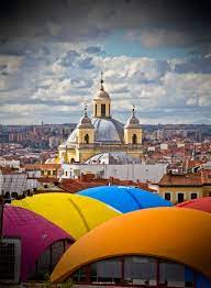 Cet article ne serait pas complet sans mentionner les fêtes de barrio qui se déroulent chaque année dans les rues de la latina. Barrio De La Latina Madrid Wikipedia