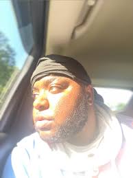 Hey yall! I'm red and I'm always streaming something scary. Are you a  fellow horror fan? Are you 420 friendly? Come join the vibes bc everyone's  welcome in my chat 🫶 I'm