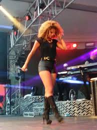 Kwetsbaar, puur, maar toch ook sterk. Sharon Doorson Female Singers Singer Female