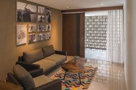 Ruang tamu selain sebagai tempat menjamu tamu juga beberapa rumah gunakan sebagai ruang keluarga, atau bagi rumah dengan ukuran sangat mungil juga berfungsis ebagai ruang makan. Inikah Rumah Impian Anda Eklektik Modern Nan Homey Halaman All Kompas Com