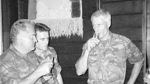 Op 11 juli wordt de enclave ingenomen door de serven. Volkermord Von Srebrenica Ratko Mladic Heute Fallt Das Urteil Gegen Den Schlachter Vom Balkan Shz De