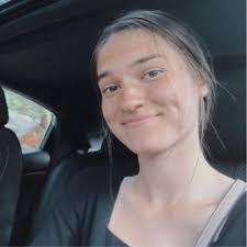 Kelli Poe's Instagram, Twitter & Facebook