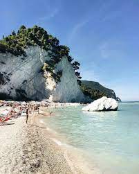 Salve a tutti vorrei soggiornare nel conero per quindici giorni ma no nel mare vorrei cosi sapere se ci sono. Spiaggia Del Frate The Friar Beach Monte Conero Marche Regrann From Stefalama Tiffany Blue Numana Sempre Italy Tourism Italy Beaches Italy Travel