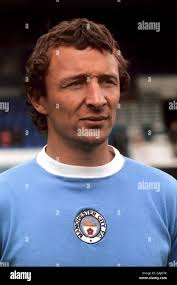 Joueur de Manchester City Mike Summerbee weds 20 ans Tina Schofield à St  Michael's et tous les Anges en Mottram. George Best de Manchester United FC  a été le meilleur homme. ;Mike (
